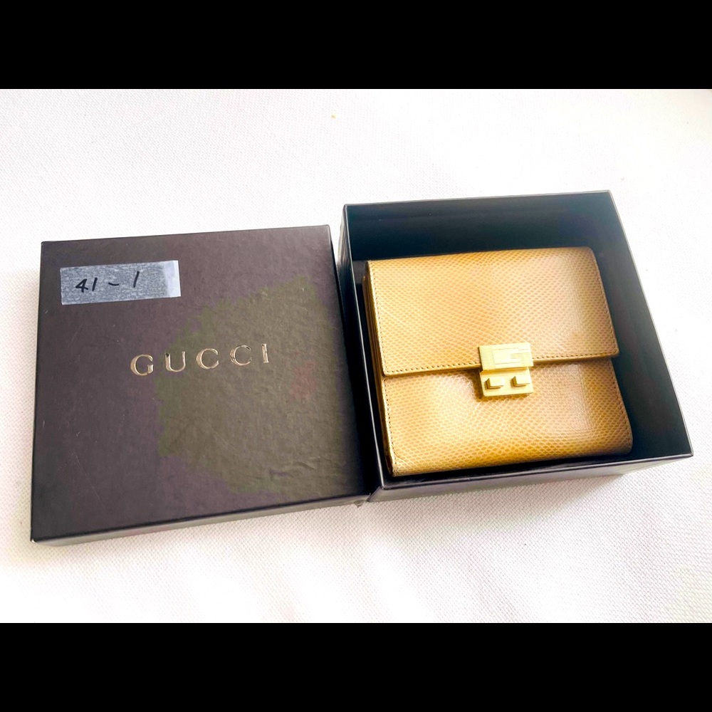 Gucci wallet in excellent condition, minor scratches, please see pics